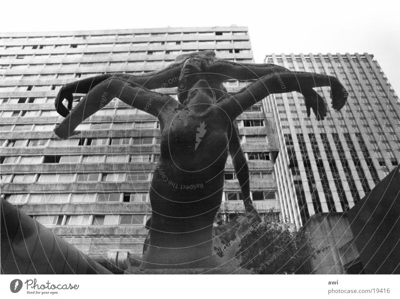 Nature mort Hochhaus Paris Bildhauerei Architektur Skultur Mensch Banlieu Schwarzweißfoto Statue
