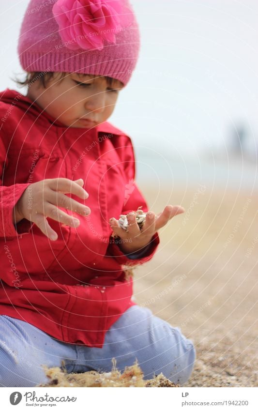 kleines Kind, das Sand beobachtet Freizeit & Hobby Spielen Basteln Kinderspiel Ferien & Urlaub & Reisen Sommerurlaub Kindererziehung Bildung Kindergarten lernen