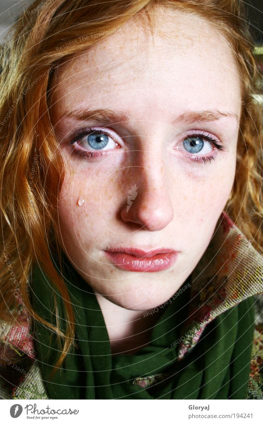 rot zu blau feminin Auge 1 Mensch 18-30 Jahre Jugendliche Erwachsene rothaarig weinen Wut Gefühle authentisch Stolz Trauer Farbfoto Porträt Blick in die Kamera