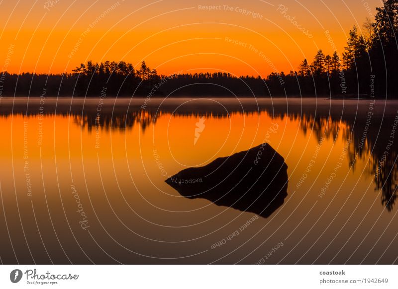 Morgendämmerung am Salajärvi Natur Landschaft Wasser Wolkenloser Himmel Sonnenaufgang Sonnenuntergang Herbst Seeufer Stein orange schwarz Beginn Nebel Farbfoto