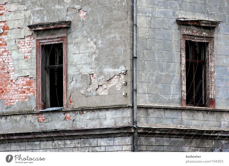 Eckfenster Menschenleer Ruine Bauwerk Gebäude Architektur Villa Putz Backsteinwand Mauer Wand Fassade Fenster Dachrinne alt dunkel eckig grau rot Verfall