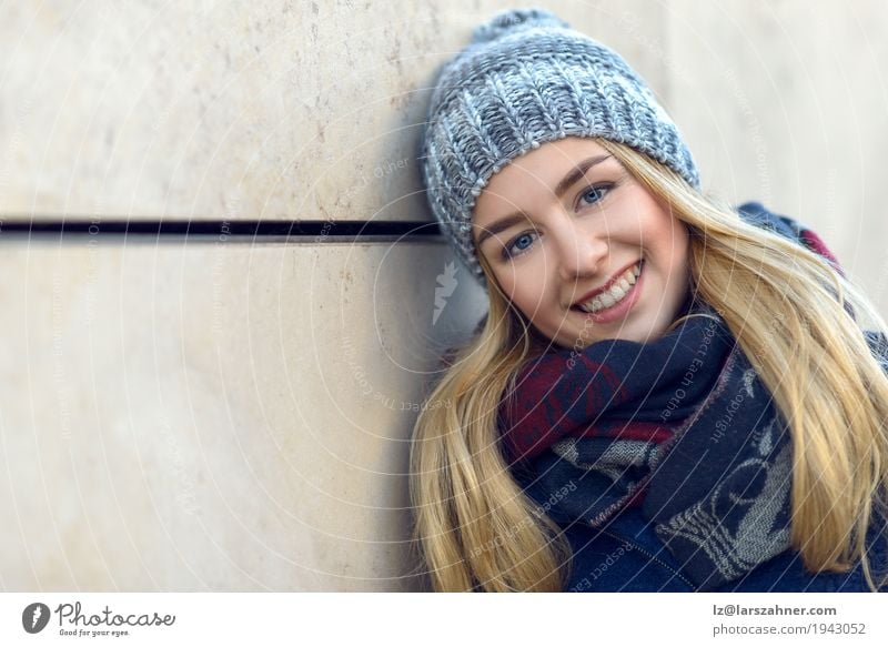 Hübsche junge Frau, die an der Kamera lächelt Glück schön Gesicht Winter Erwachsene 1 Mensch 18-30 Jahre Jugendliche Herbst Schal Hut blond Lächeln attraktiv