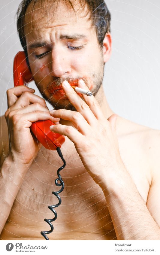 hot-line Mensch maskulin brünett Dreitagebart Kommunizieren Rauchen sprechen Telefongespräch dreckig einzigartig lustig retro stachelig trashig verrückt