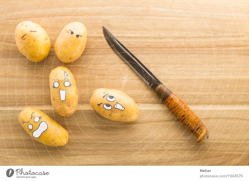Kartoffeln in panischer Angst vor einem scharfen Rüstmesser Gemüse Essen zubereiten kochen & garen Ernährung Messer Schneidebrett Holz Metall Stahl gruselig