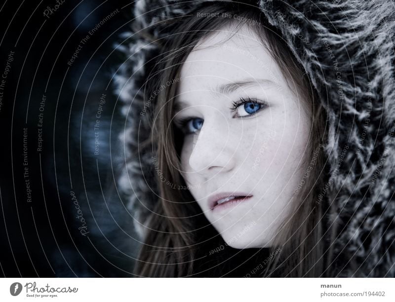 Wintermädchen Gesundheit harmonisch feminin Junge Frau Jugendliche Kindheit Gesicht 1 Mensch dunkel kalt natürlich blau Tapferkeit selbstbewußt Vertrauen