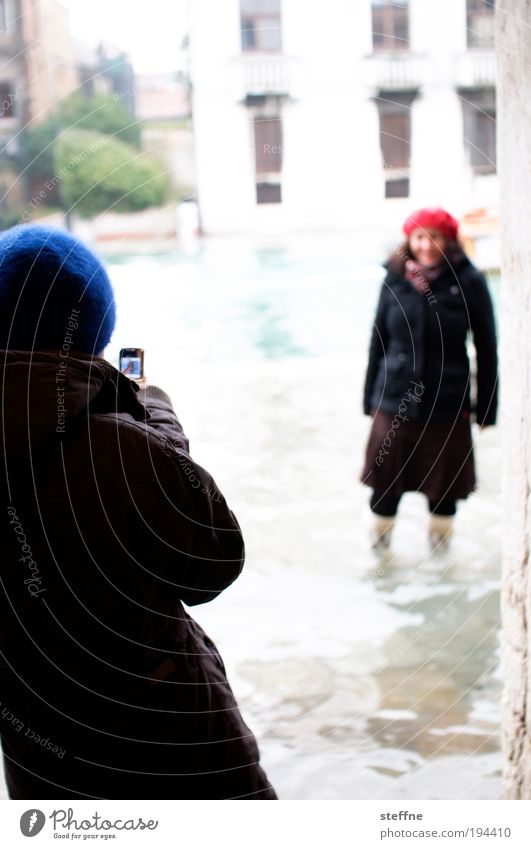 High Noon Wasser Schönes Wetter Venedig Haus Fassade Mütze trendy Körperhaltung duellieren Duell Fotografieren Hochwasser Überschwemmung Gummistiefel Flut