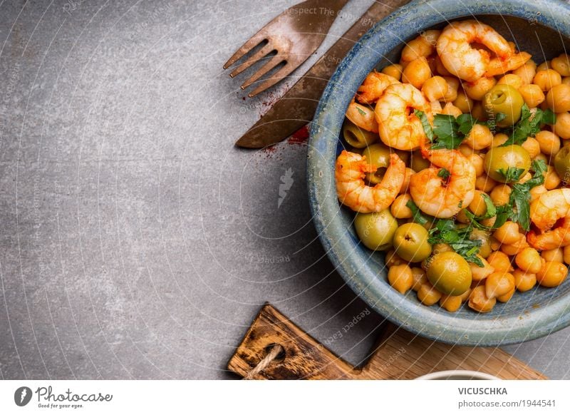 Köstlicher Salat mit Kichererbsen, Oliven und Garnelen Lebensmittel Meeresfrüchte Gemüse Ernährung Mittagessen Abendessen Bioprodukte Vegetarische Ernährung