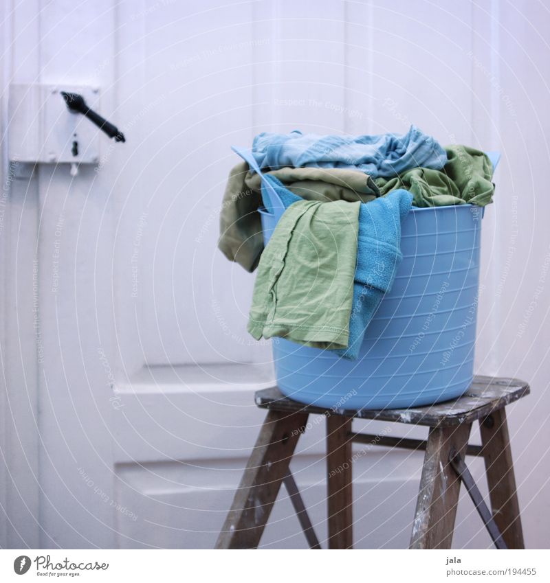Kleine Wäsche Wäschekorb blau grün weiß Schmutzwäsche Textilien Bekleidung Tür Leiter Farbfoto Innenaufnahme Tag Wäsche waschen Waschtag