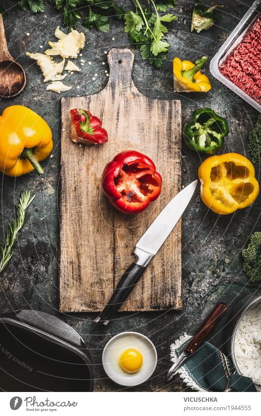 Paprika auf Schneidebrett mit Küchenmesser und Zutaten Lebensmittel Fleisch Gemüse Kräuter & Gewürze Ernährung Mittagessen Abendessen Bioprodukte Geschirr