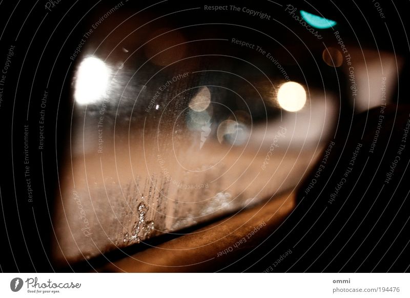 Nachtfahrt Straßenverkehr Autofahren PKW Glas authentisch dreckig dunkel nass trist Nervosität Perspektive Stimmung Fensterscheibe Straßenbeleuchtung Laterne