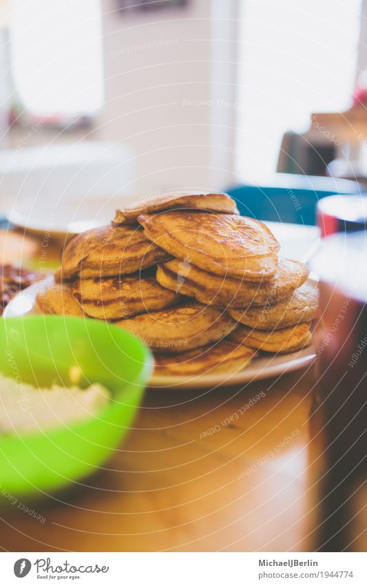 Amerikanische Pancakes zum Familien Frühstück am Tisch Wohnzimmer Familie & Verwandtschaft Essen Teller Pfannkuchen amerikanisch süß Farbfoto Nahaufnahme