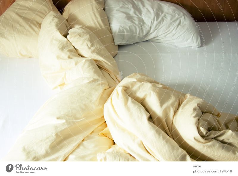 Bettgeschichte Erholung Schlafzimmer träumen kuschlig Müdigkeit Partnerschaft Trennung Kissen Bettwäsche Faltenwurf wach aufwachen Luftmatratze Bettlaken Tuch