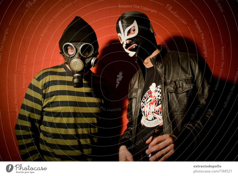 Subkultur Punk Maske Farbfoto Innenaufnahme Kunstlicht Atemschutzmaske verkleidet Blick in die Kamera Mann 2 Hintergrund neutral Spaßvogel Witz trashig