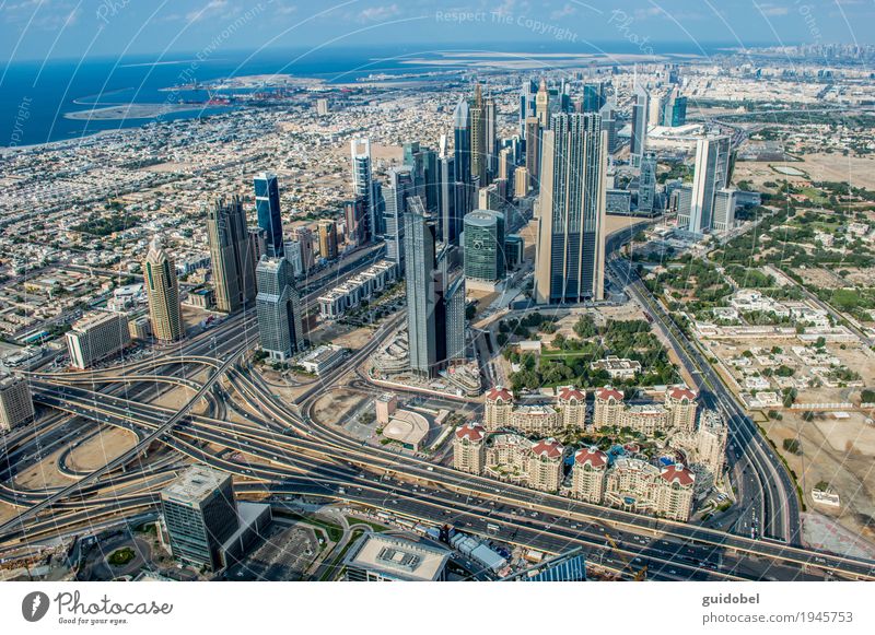 Abu Dhabi Vereinigte Arabische Emirate Asien bevölkert Menschenleer Haus Bankgebäude Gebäude Palast Hochhaus Straßenverkehr Kreisverkehr Infrastruktur Verkehr
