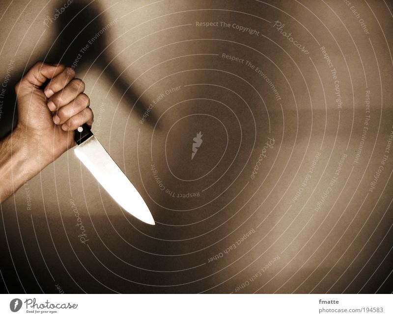 Hand und Messer maskulin "Hand Arm Gewalt Mord Angriff Krimi," bedrohlich dunkel braun Sicherheit Schutz Angst Todesangst gefährlich Aggression Farbfoto