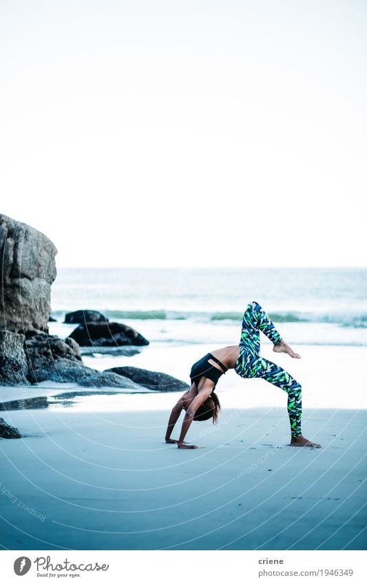 Junge Frauen, die morgens Yogaaufstellung auf Strand tun Lifestyle Körper Gesundheit sportlich Fitness Leben Wohlgefühl Freizeit & Hobby Meer Wellen Sport