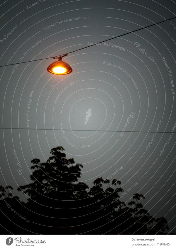 UFO (@budgetlimitierter Tricktechnik) Wassertropfen Himmel schlechtes Wetter Regen Glas Metall glänzend hängen leuchten schaukeln Freundlichkeit hoch oben rund