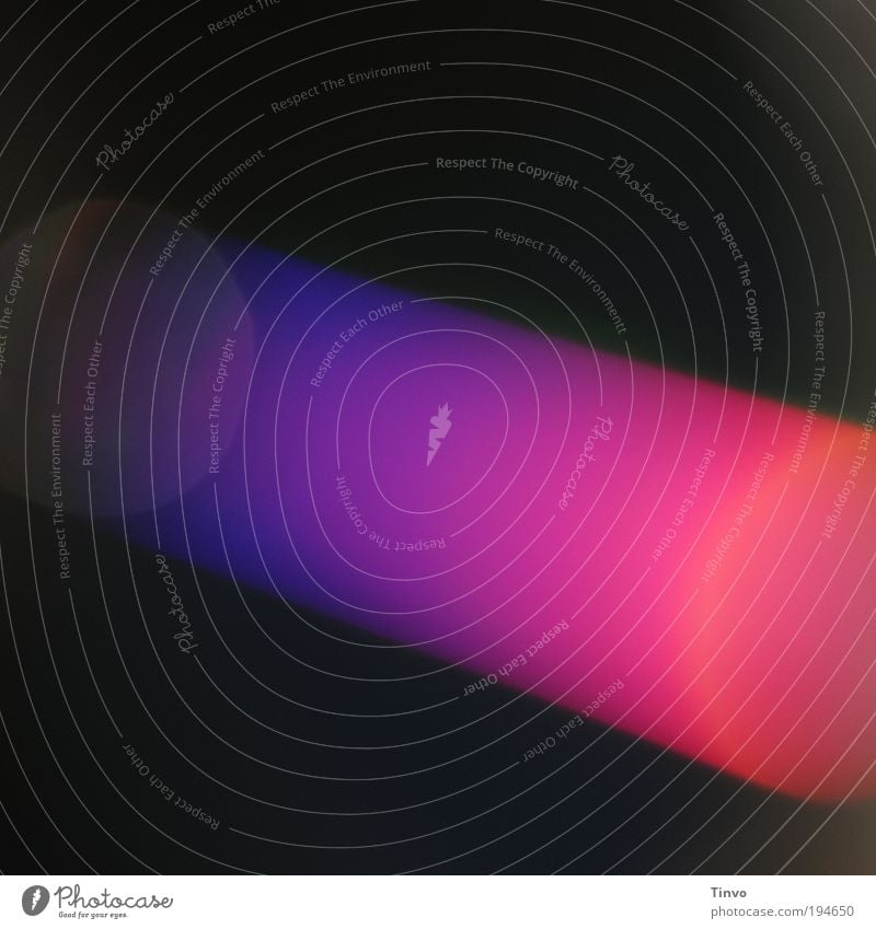 Wurmloch Energiewirtschaft Sonnenenergie Raumfahrt blau violett rosa rot schwarz Lichtstrahl spektral Farbübergang Röhren Laser Farbfoto Experiment Menschenleer