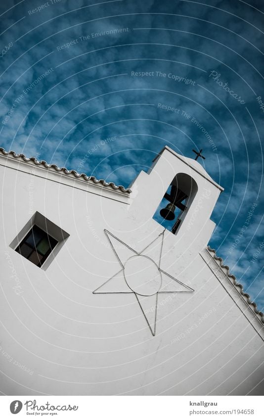 Glocke mit Stern und Fenster Dorf Religion & Glaube Kirche Glockenturm Kirchturm Stern (Symbol) Himmel Wolken Dach himmelwärts Dorfkirche Gebet Gottesdienst
