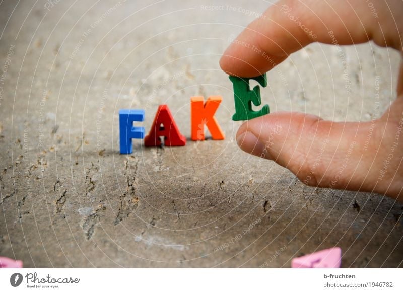 fake maskulin Finger bauen Kommunizieren schreiben Wahrheit Fälschung Buchstaben Wort Fakten postfaktisch tatsachen Politik & Staat Information Nahaufnahme