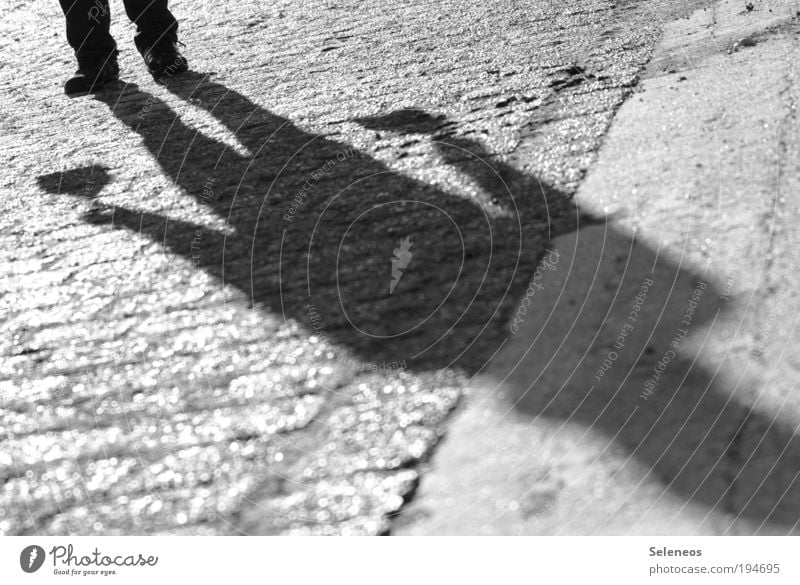 Wer hat Angst vorm Schwarzen Mann? Freizeit & Hobby Mensch Beine Fuß 1 Umwelt Sonne Sonnenlicht Platz Marktplatz Fußgänger Straße Wege & Pfade Hose Schuhe gehen