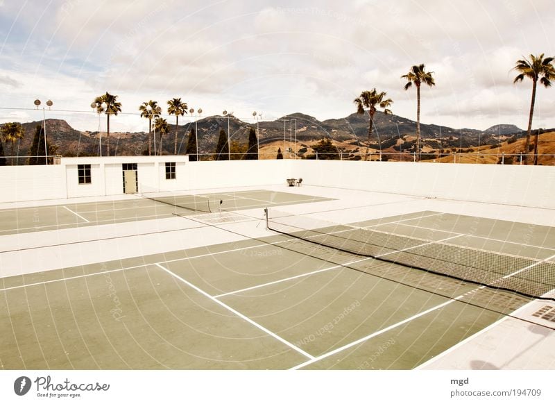 Wanna play tennis? Tennisplatz Wolken Schönes Wetter Felsen Kalifornien Sehenswürdigkeit Hearst Castle Spielen Sport gelb grün ruhig Fernweh Erholung