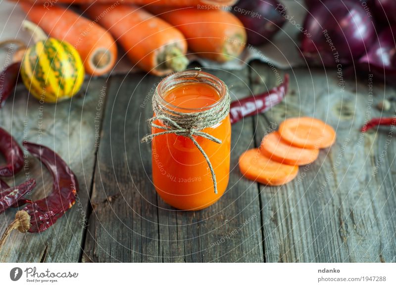 Karottensaft in einem transparenten kleinen Glas Gemüse Frucht Kräuter & Gewürze Ernährung Vegetarische Ernährung Getränk Saft Tisch Geldinstitut Seil alt Essen
