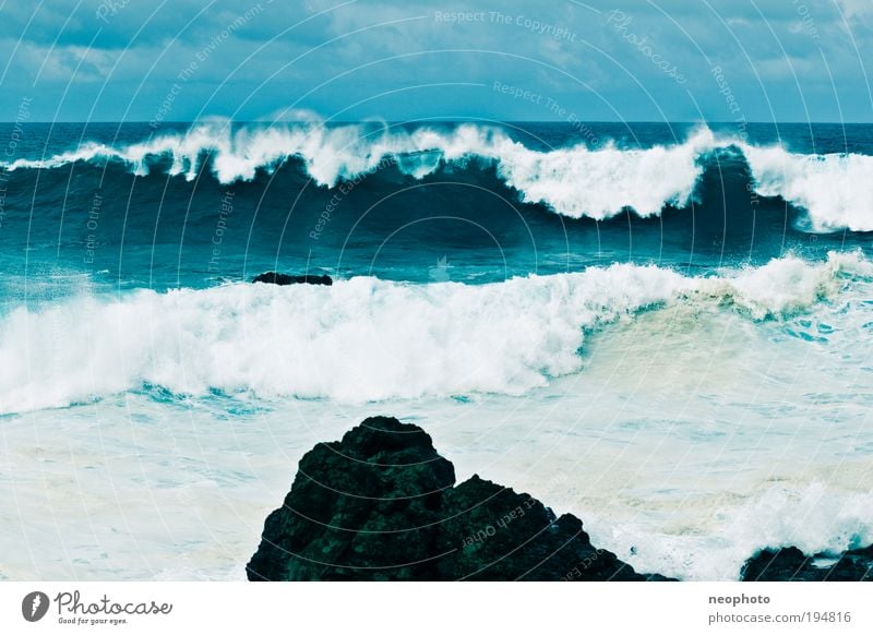 Fels in der Brandung Natur Urelemente Erde Wasser Himmel Sturm Atlantik Insel Angst Felsen blau Wellen gewaltig standhaft stark Sicherheit Farbfoto mehrfarbig