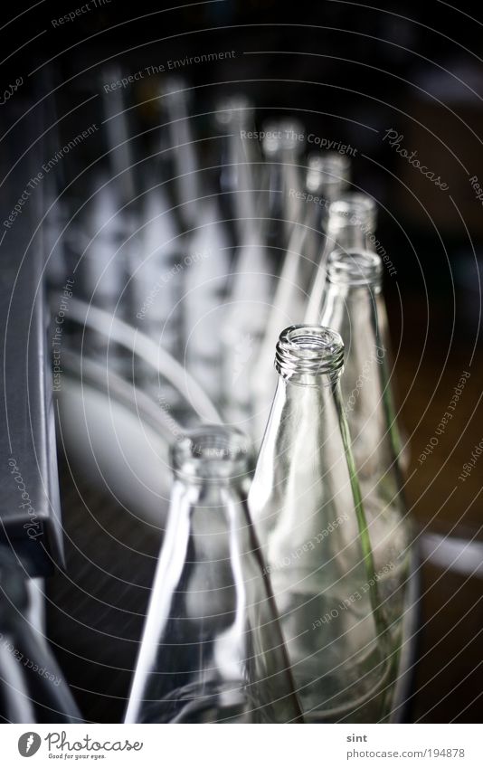 flaschenpost Getränk Trinkwasser Limonade Saft Flasche Industrie Förderband fliessband Glas kalt Sauberkeit Fortschritt Handel modern Präzision Qualität