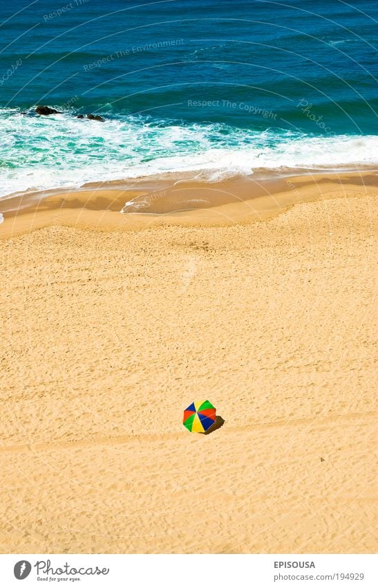 Allein am Strand. Einsamkeit Ferien & Urlaub & Reisen Reichtum nur Portugal vertikal rot Sand Cruz Tourist Tourismus Sommer Küste Natur Meer Wasser Ausflugsziel