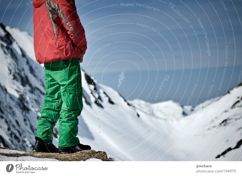 alpine erstbepinklung! maskulin Mann Erwachsene 1 Mensch Himmel Winter Schönes Wetter Schnee Alpen Berge u. Gebirge Gipfel Schneebedeckte Gipfel stehen