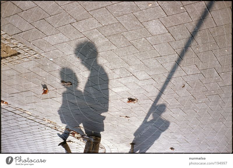 nachdenkliche Schatten Lifestyle Stil Mensch androgyn 3 Umwelt Sonne Sonnenlicht Klima Wetter Schönes Wetter bevölkert Platz Marktplatz Fußgänger Schuhe Zeichen