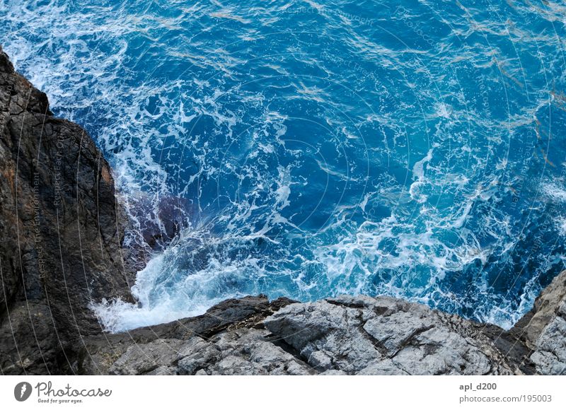 Gefährliche Brandung Umwelt Natur Urelemente Wasser Sommer Schönes Wetter Küste Seeufer Bucht Meer Mittelmeer Menschenleer berühren ästhetisch außergewöhnlich