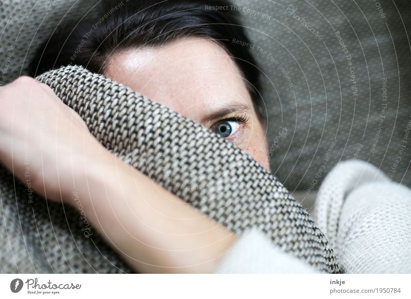 Frau versteckt sich hinter Kopfkissen Lifestyle Häusliches Leben Sofa Erwachsene Gesicht Auge 1 Mensch 30-45 Jahre 45-60 Jahre Kissen beobachten Blick Gefühle