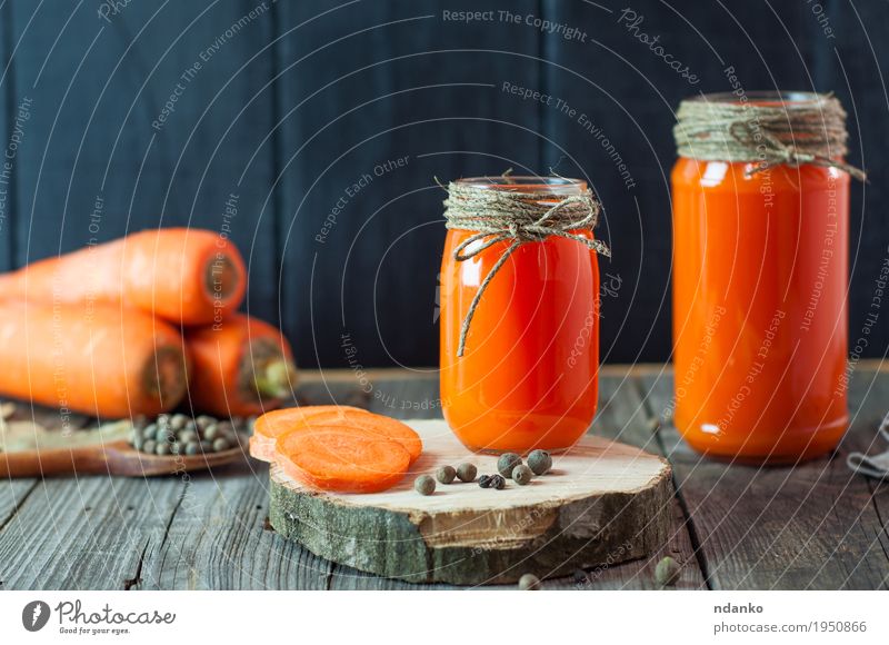 Zwei Glasgläser mit frischem Karottensaft Gemüse Dessert Kräuter & Gewürze Essen Frühstück Vegetarische Ernährung Diät Saft Flasche Löffel Tisch Küche