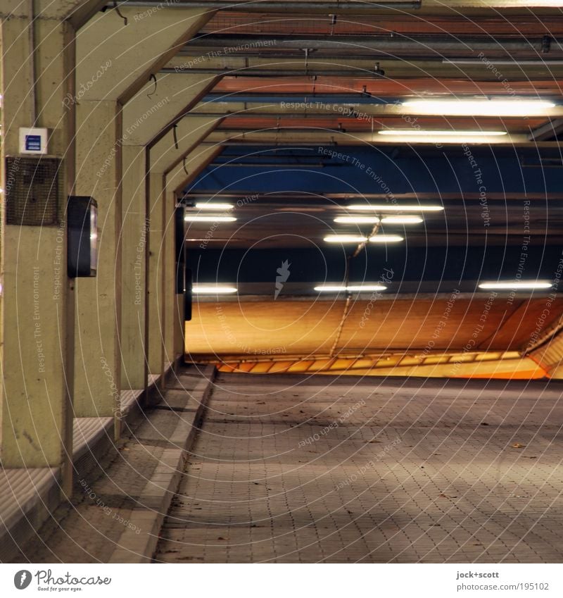 Unterwelt Tunnelblick Bauwerk Säule Verkehrswege Beton leuchten modern Pflastersteine Leuchtstoffröhre Tunnelbeleuchtung Rampe Detailaufnahme