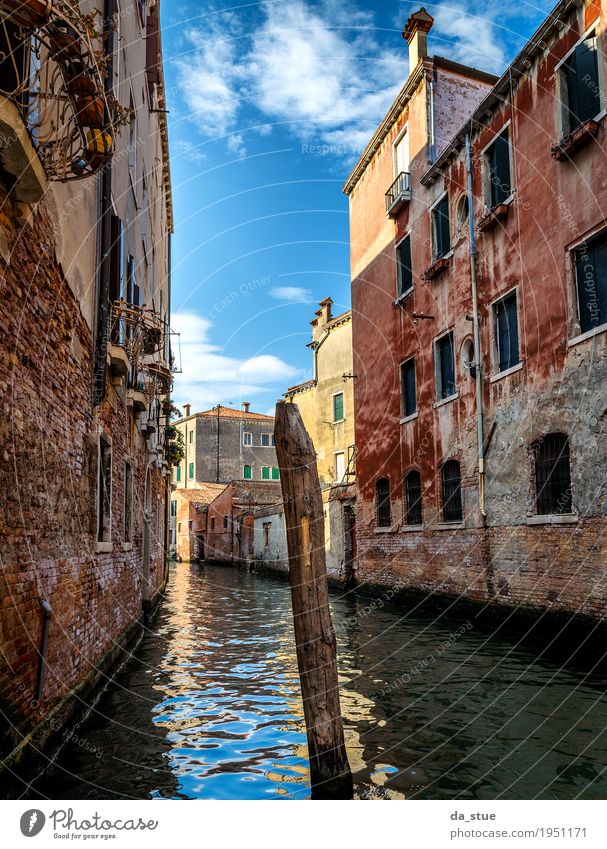 Kanal in Venedig Wasser Wolken Schönes Wetter Italien Europa Stadt Stadtzentrum Altstadt Haus Brücke Bauwerk Gebäude Architektur Mauer Wand Fassade