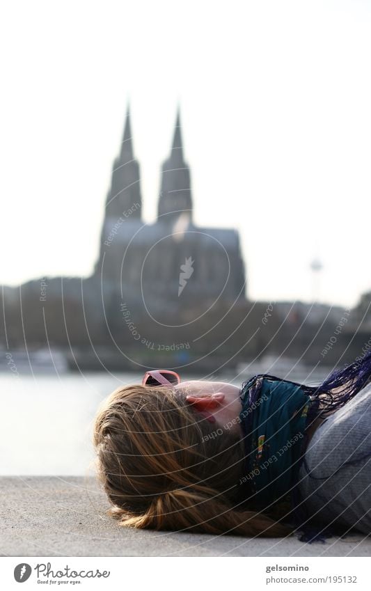 schäl sick feminin Junge Frau Jugendliche 1 Mensch Schönes Wetter Stadt Altstadt Dom Kölner Dom Rhein Sonnenbrille Schal brünett langhaarig Zopf liegen Blick
