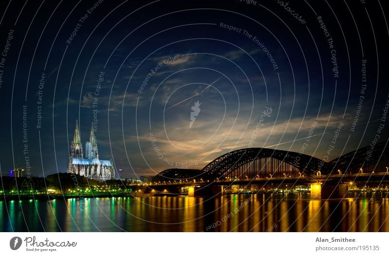 Drei Stunden Köln Kölner Dom Deutschland Europa Stadt Skyline Menschenleer Brücke Sehenswürdigkeit Wahrzeichen Binnenschifffahrt Fluss Stimmung