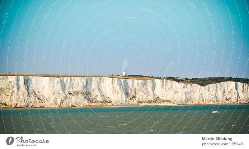 England Umwelt Wasser Schönes Wetter Küste Nordsee Meer Insel Hütte Leuchtturm Sehenswürdigkeit Bootsfahrt Segelboot Stein Bewegung entdecken Erholung springen