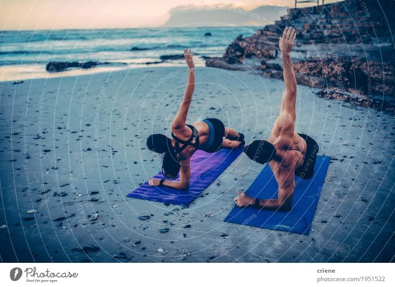 Das junge erwachsene Paar, das Eignung tut, trainiert auf dem Strand Lifestyle Körperpflege Gesundheit Wellness Leben Wohlgefühl Freizeit & Hobby Meer Wellen