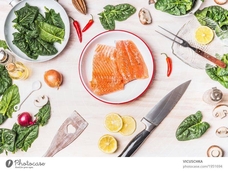 Lachs mit Spinat auf weißem Küchentisch Lebensmittel Fisch Gemüse Kräuter & Gewürze Öl Ernährung Mittagessen Abendessen Bioprodukte Vegetarische Ernährung Diät