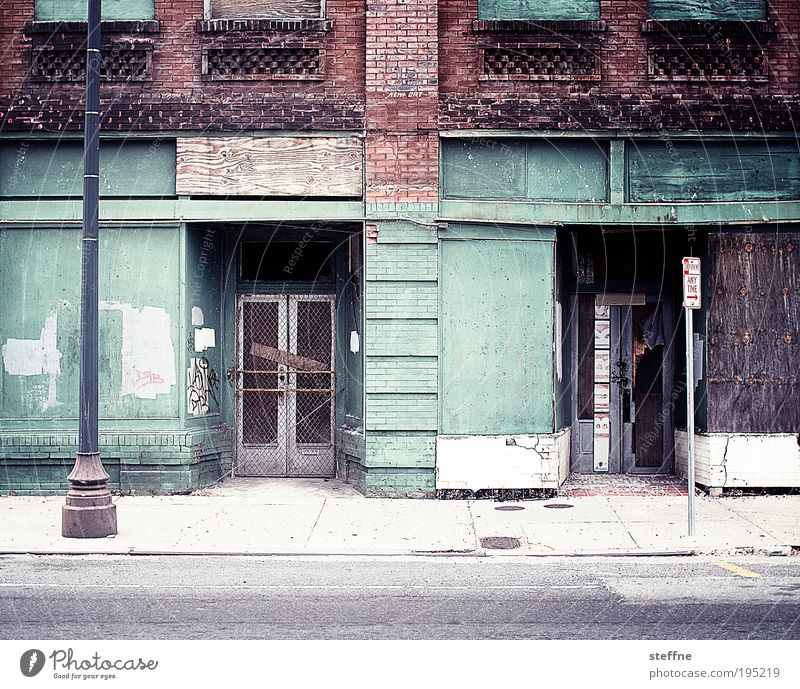 inner city New Orleans USA Stadtzentrum Stadtrand Menschenleer Haus Ruine Fassade Tür Einsamkeit Verzweiflung Vergänglichkeit Laternenpfahl Straße Armut