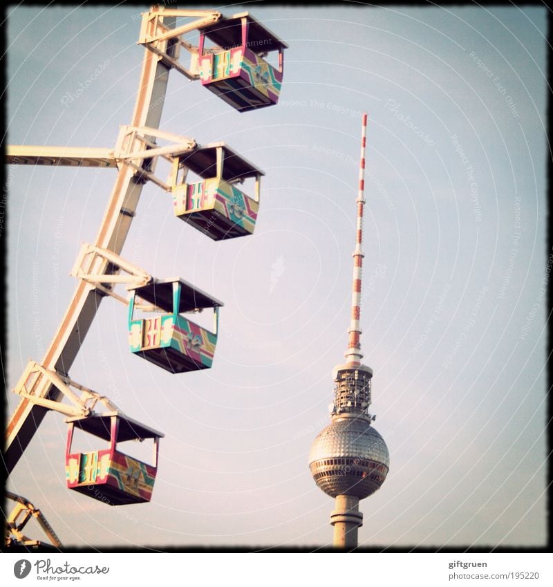 höhenrausch Sehenswürdigkeit Wahrzeichen Fernsehturm drehen Riesenrad Jahrmarkt Himmel hoch Höhe Berlin Berliner Fernsehturm Spitze Aussicht Freude Hauptstadt