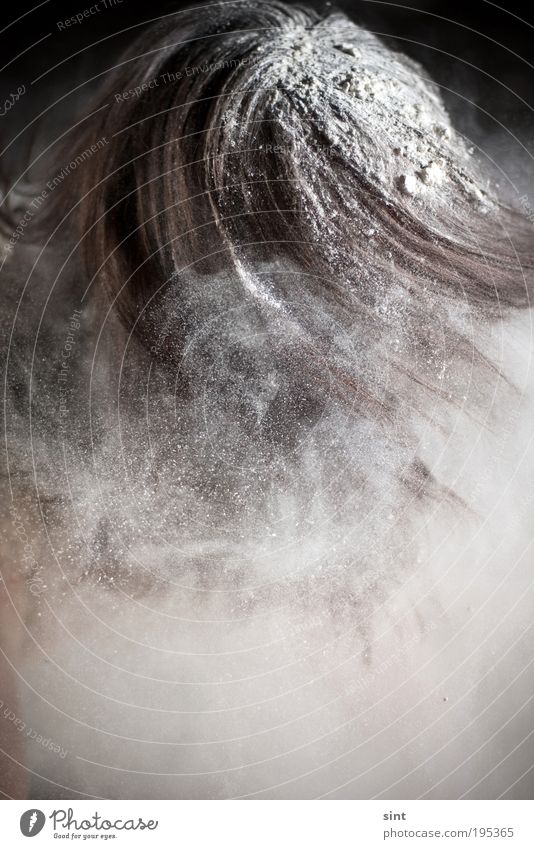 nebelmaschine Freude Mensch maskulin Nebel Haare & Frisuren brünett Mehl Staub staubig Bewegung drehen außergewöhnlich dreckig einzigartig verrückt weiß