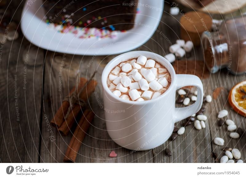 Tasse Schokoladengetränk mit Marshmallows Dessert Süßwaren Frühstück Getränk Heißgetränk Kakao Kaffee Teller Dekoration & Verzierung Tisch Holz lecker braun