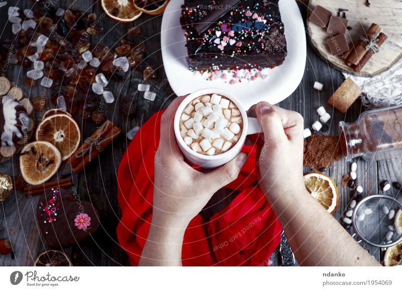 weibliche Hände halten eine Tasse mit einem Getränk Frucht Dessert Frühstück Kakao Kaffee Teller Besteck Dekoration & Verzierung Tisch Frau Erwachsene Arme Hand