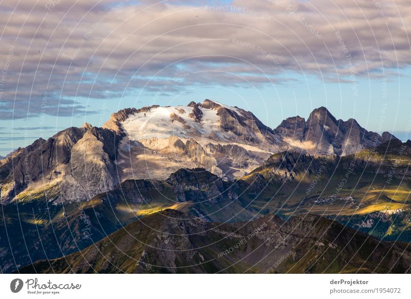 Sonnenaufgang in den Dolomiten mit Aussicht III Weitwinkel Panorama (Aussicht) Totale Zentralperspektive Starke Tiefenschärfe Sonnenstrahlen Sonnenlicht