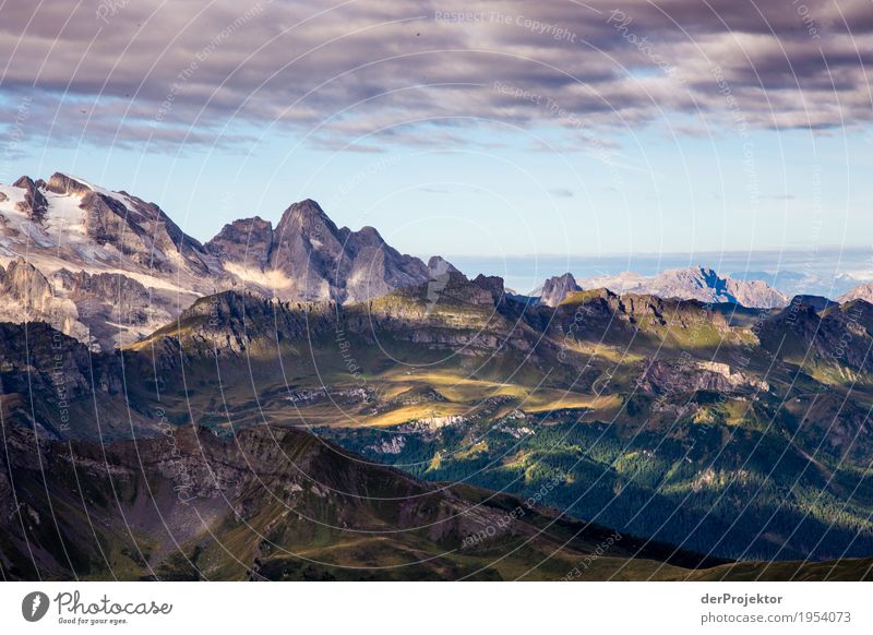 Sonnenaufgang in den Dolomiten mit Aussicht I Weitwinkel Panorama (Aussicht) Totale Zentralperspektive Starke Tiefenschärfe Sonnenstrahlen Sonnenlicht