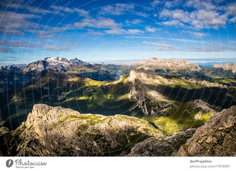 Sonnenaufgang in den Dolomiten mit Aussicht V Weitwinkel Panorama (Aussicht) Totale Zentralperspektive Starke Tiefenschärfe Sonnenstrahlen Sonnenlicht